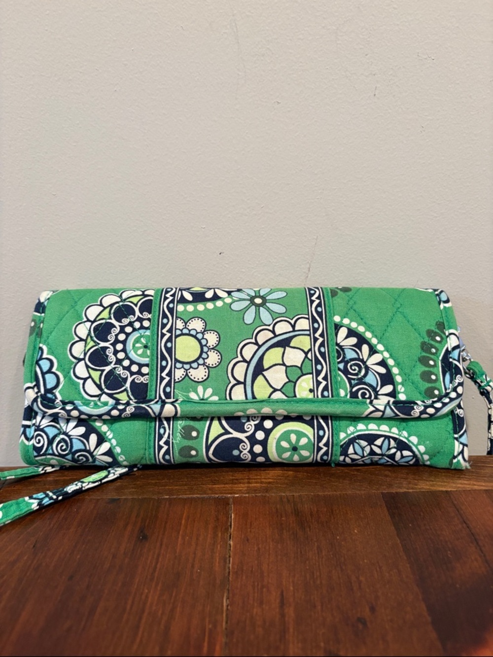 VERA BRADLEY Sleek Wallet Crossbody Cupcake Green 10613-021